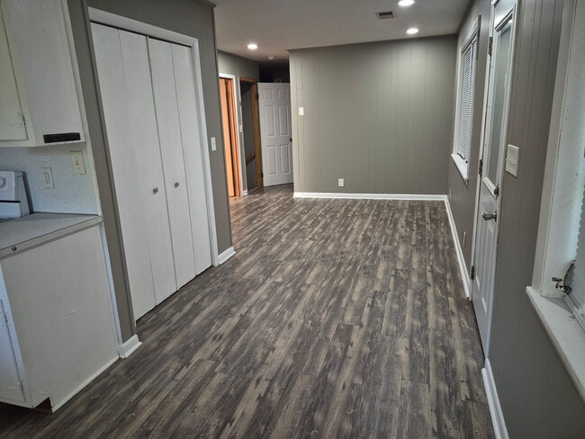 Building Photo - 2170