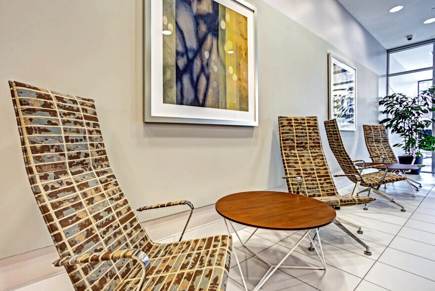 Building Photo - 2554 N Clark St