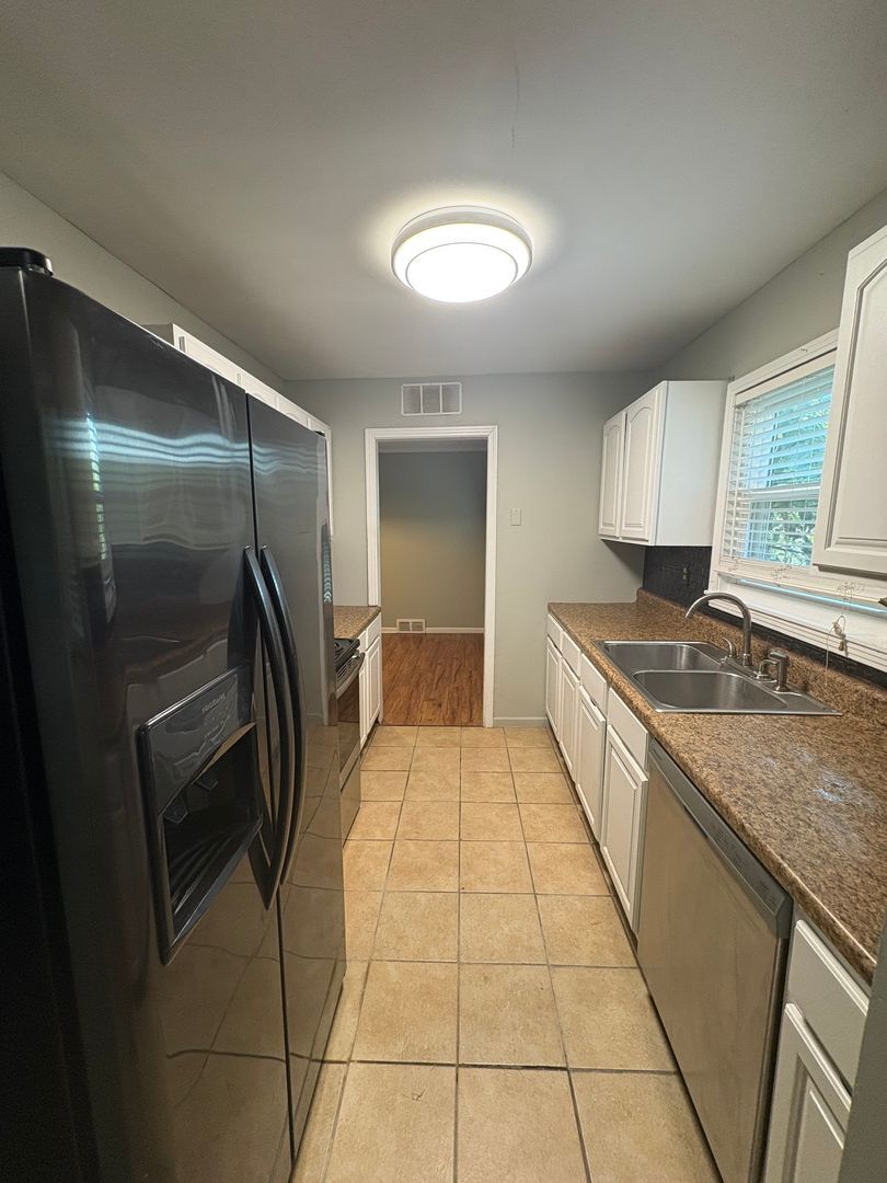 Building Photo - 2805 W 75th St