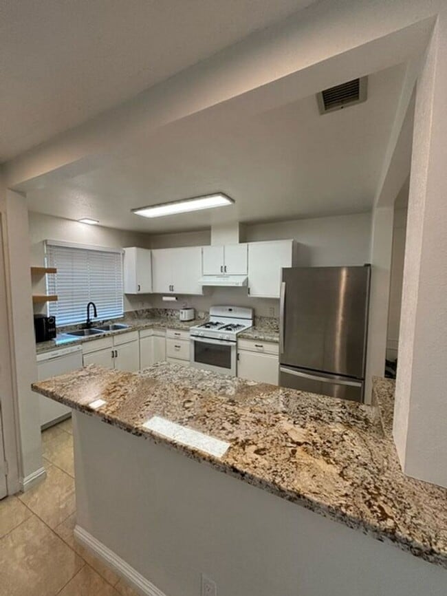 Building Photo - Beautiful Dual Master Townhome Palmdale