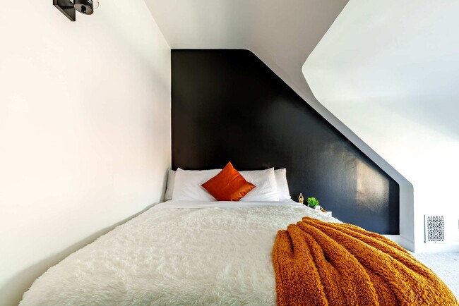 Building Photo - 313 W 4th Ave