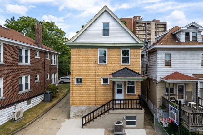 Building Photo - Beautiful 5 Bedroom, 2 Bathroom in Mt.Lebanon- Original Hardwood Floors and Garage