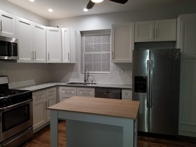 kitchen - 4939 W Cornelia Ave