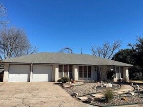 Building Photo - 2206 Kenbridge Dr