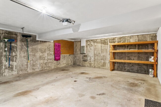 Building Photo - 3 Bed / 3 Bath. Pet Friendly. Easy access ...