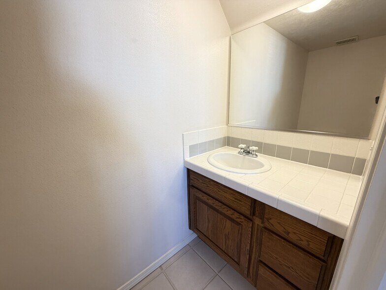 Building Photo - 1200 Glen Canyon Dr