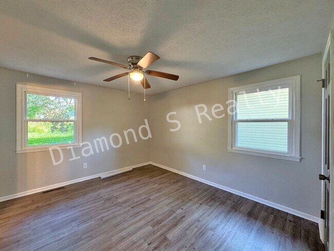 Building Photo - Charming 3 bedroom home located in the hea...