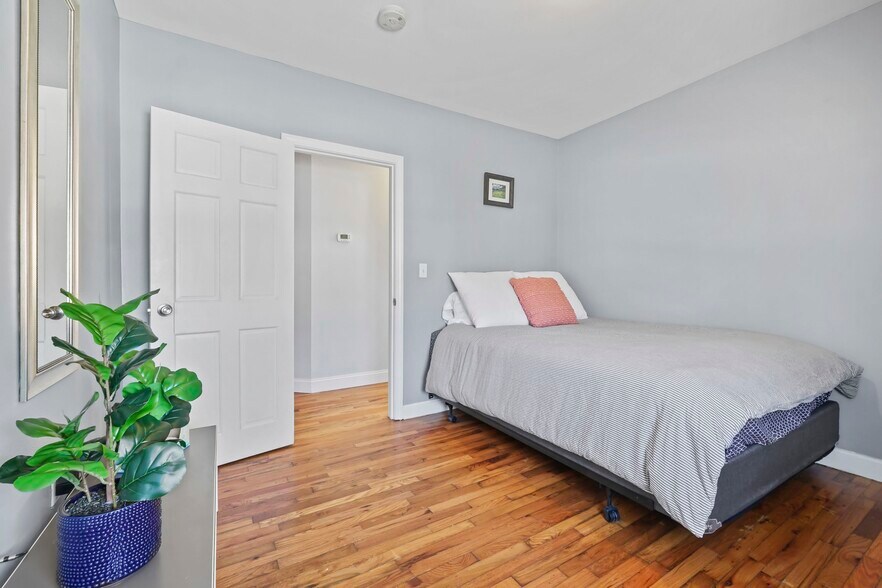 Building Photo - 372 Broadway