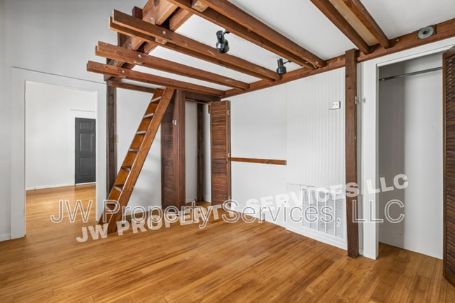 Building Photo - 1611 Hesiod St