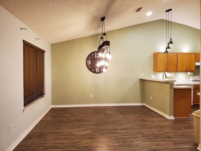 Building Photo - 4 Bedroom 2 Bath home located in heart of ...