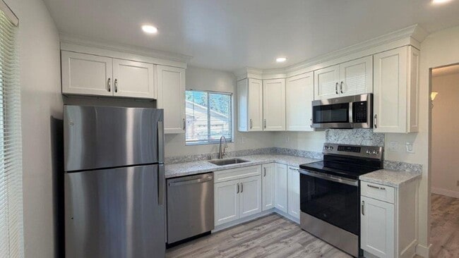 Building Photo - 554 Mt Dell Dr