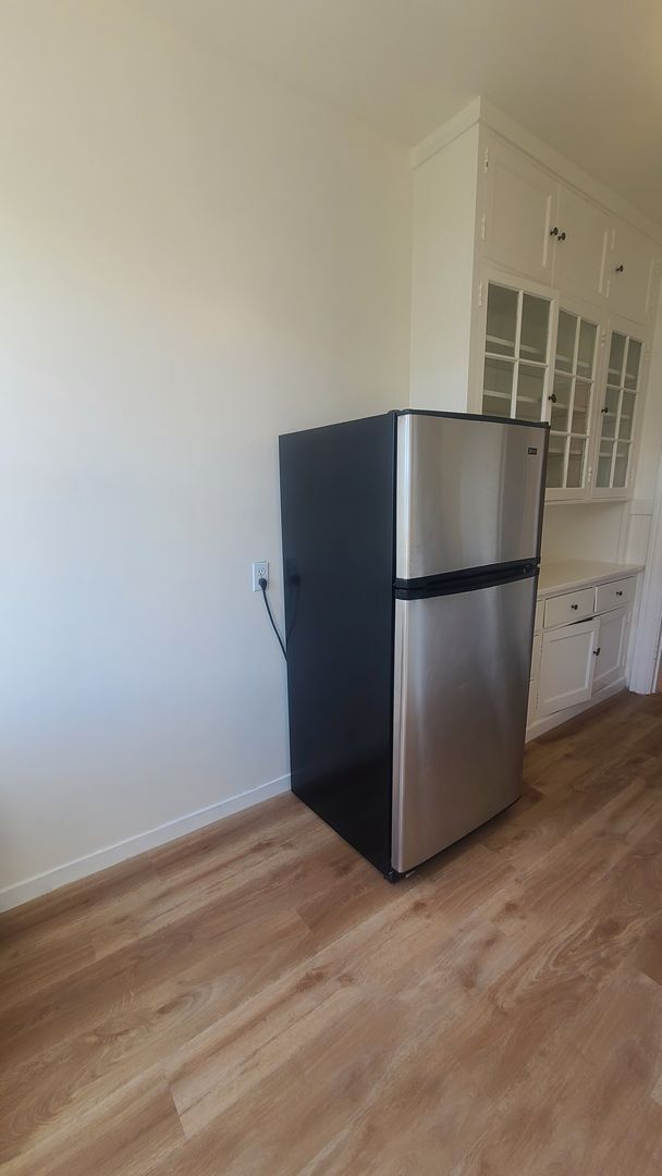 Building Photo - Full of Natural Light & Character Apt in N...