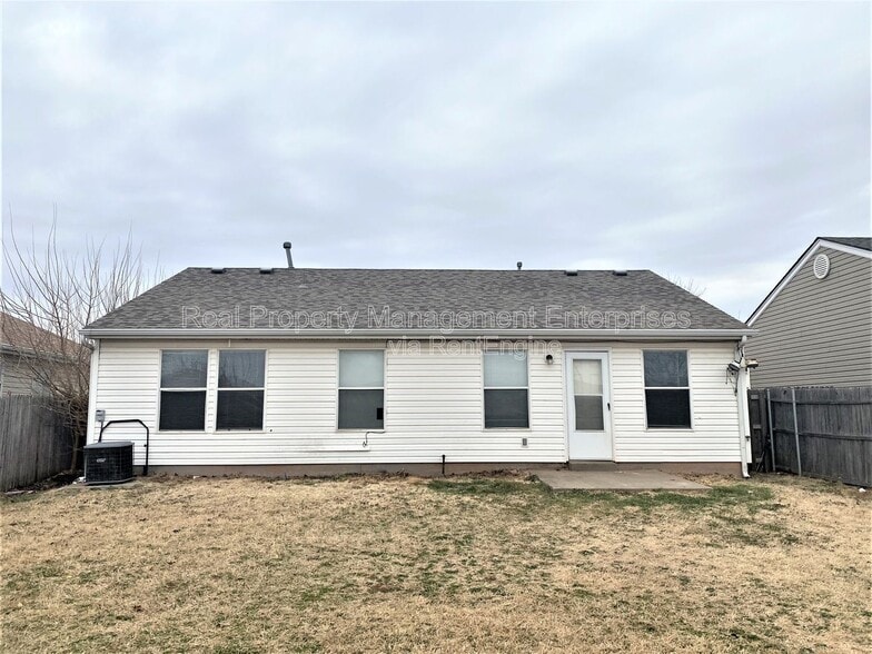 Building Photo - 916 Hyacinth Hollow Dr