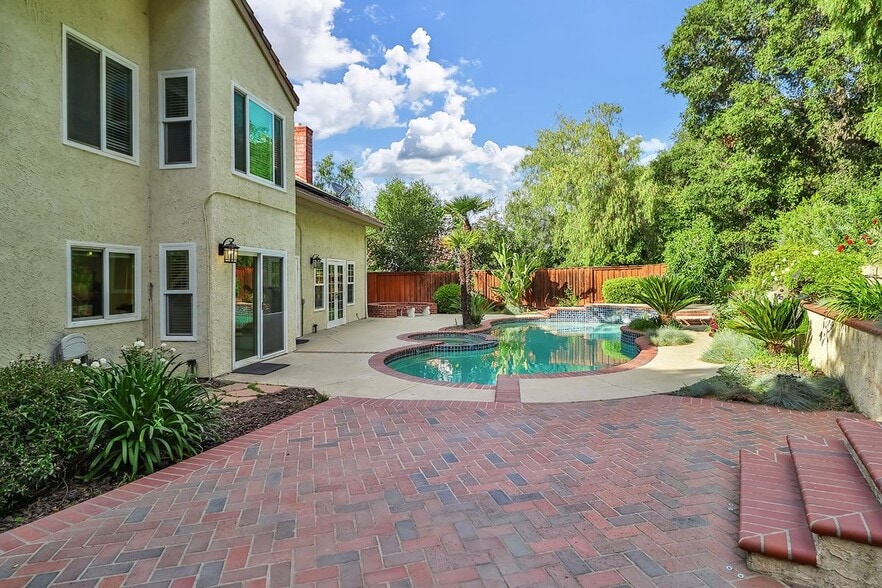 Primary Photo - 2086 Glastonbury Rd