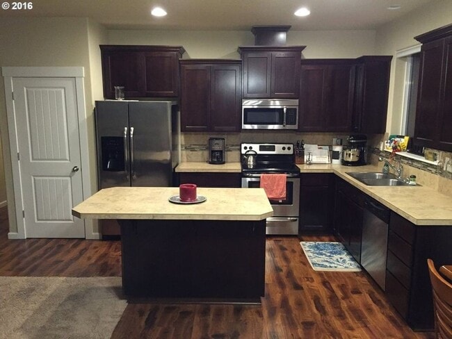 Building Photo - North Plains Single Family Home