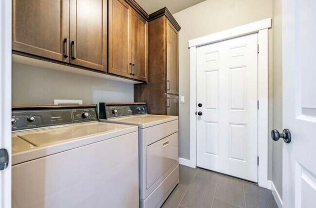 Building Photo - Luxury home on generous lot in the prestigious hills of East Medford!