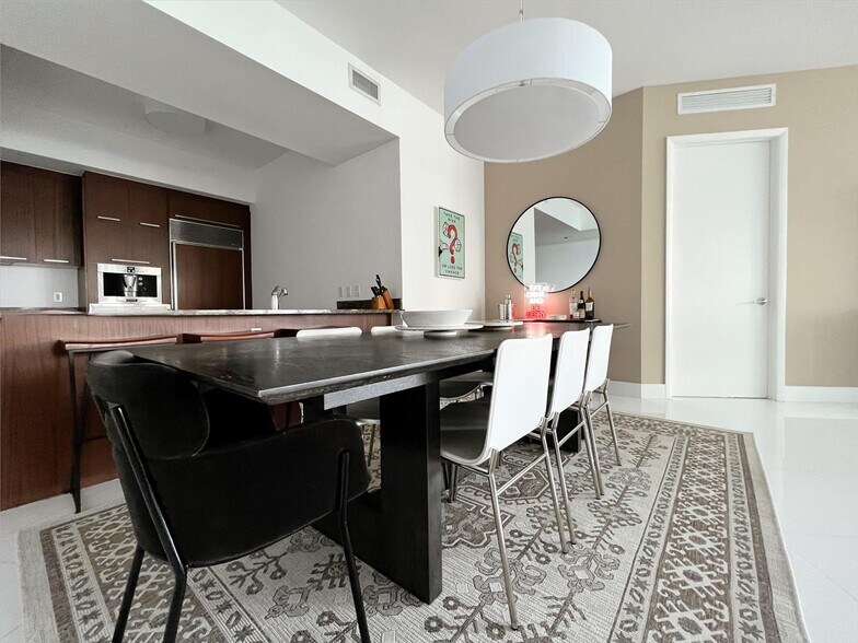 Building Photo - 15811 Collins Ave