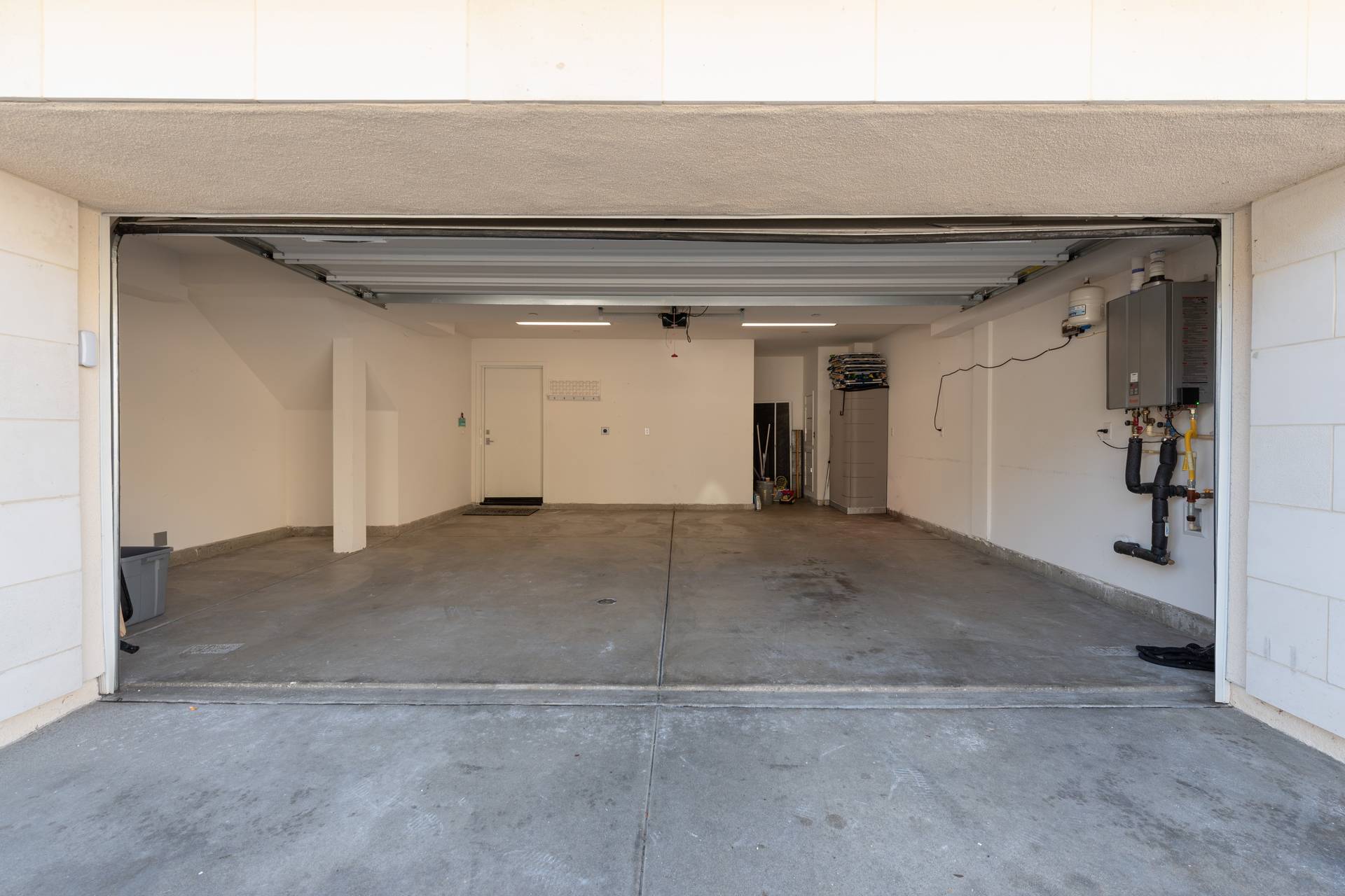 Building Photo - 2148 Doheny Way