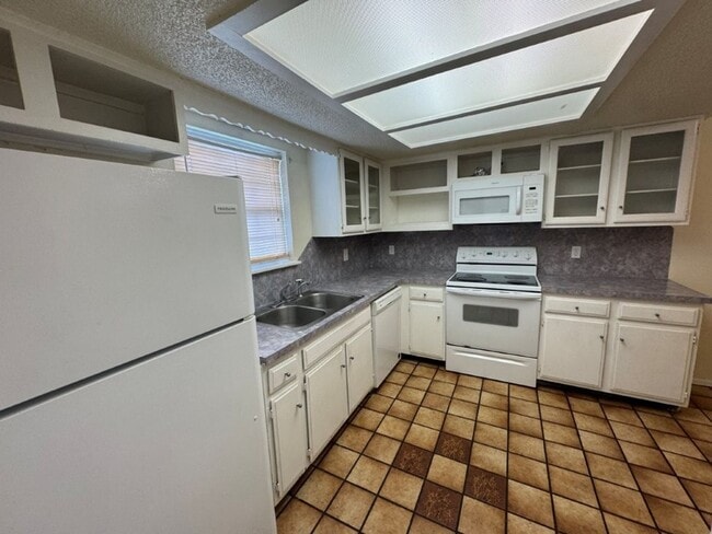 Building Photo - 2 bed 1 1/2 bath condo off NW 23rd! Putnam...