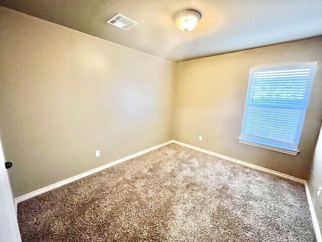 Building Photo - For Rent: 4 Bed | 2 Bath | Spacious Yard |...
