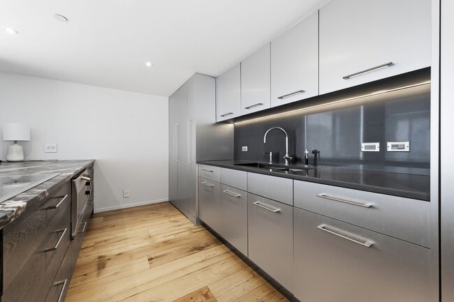 Building Photo - 529 S Flagler Dr