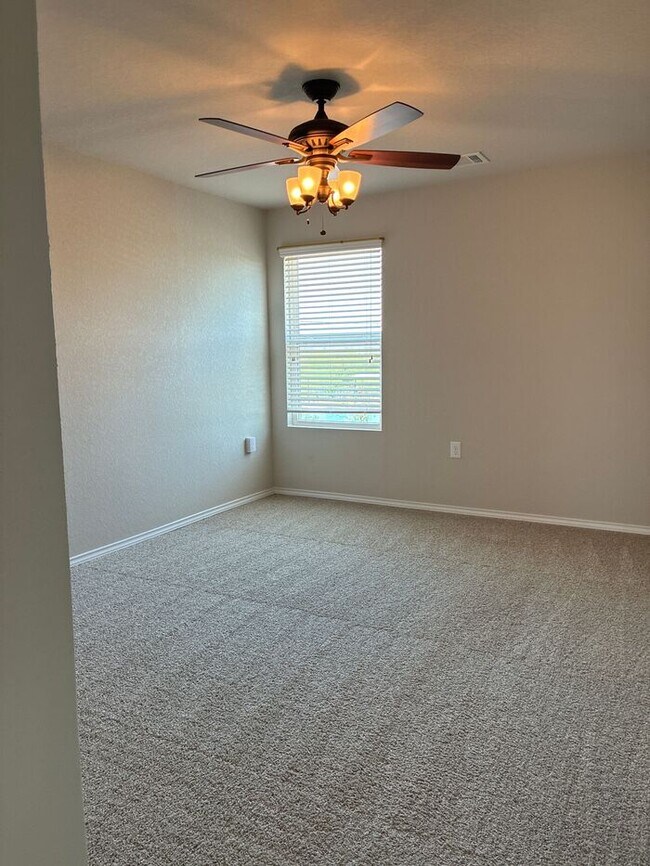 Building Photo - Charming 4 beds 2.5 baths in San Antonio!