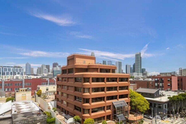 Building Photo - 260 King St
