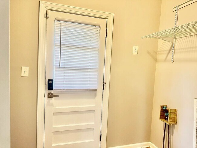 Building Photo - 3BR w/ In-Unit W/D + Assigned Parking in Nashville