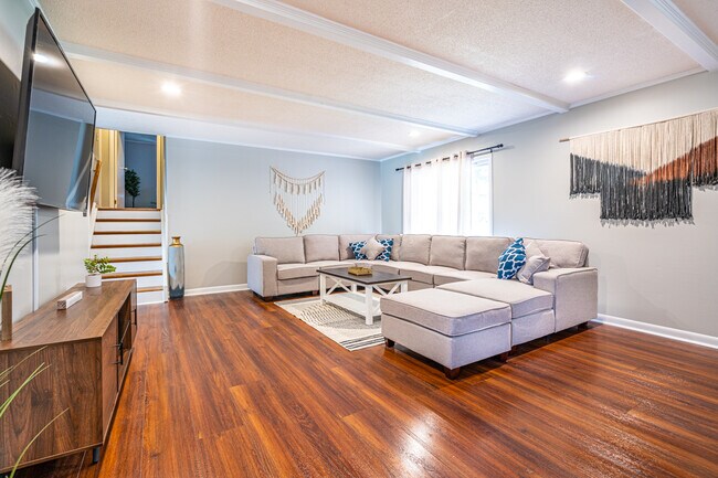 Building Photo - 10215 Melanie Dr SE