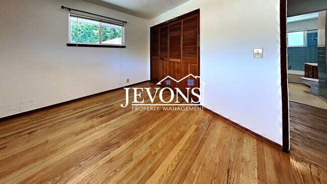 Building Photo - 50% Off First Month's Rent! Move-In Ready Gem in Seattle