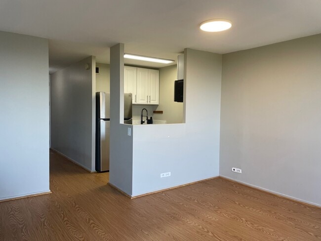 Building Photo - 4343 N Clarendon Ave