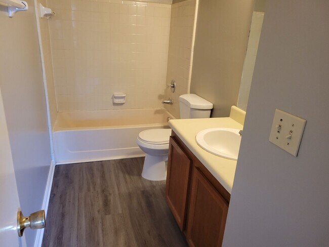 Building Photo - $1195 - 2/2 - Jefferson Square - Move in Special