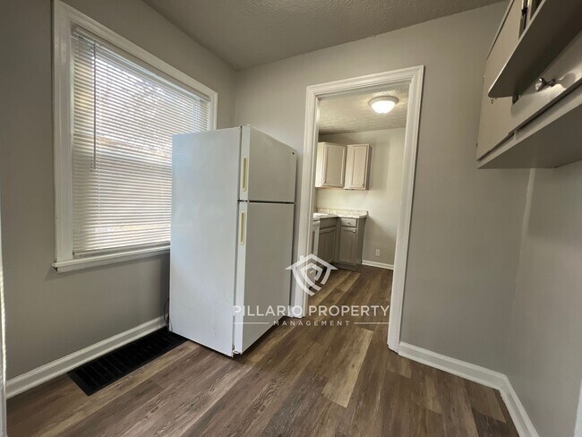 Building Photo - Renovated 2 Bed / 1 Bath !