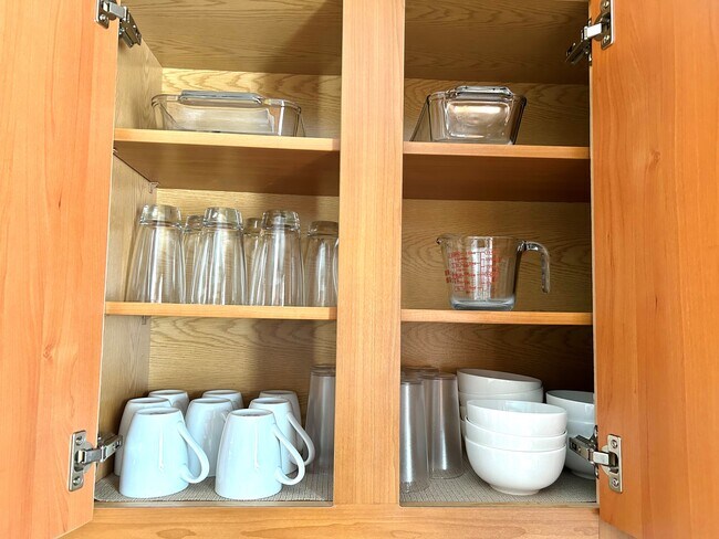 Fully stocked kitchen with glasses, mugs and bakingware. - 6464 Starfish Cv