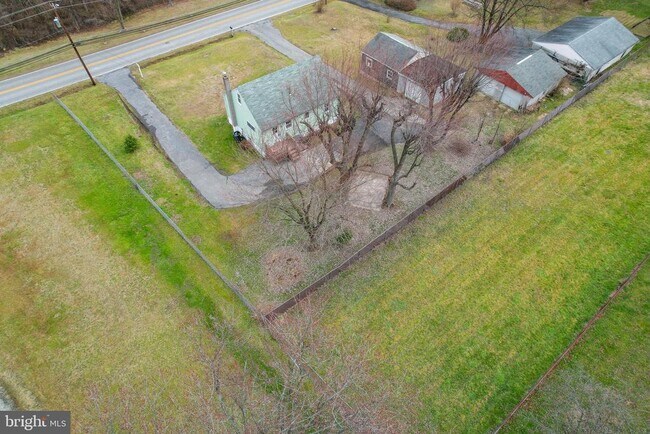 Building Photo - 821 Chesaco Ave