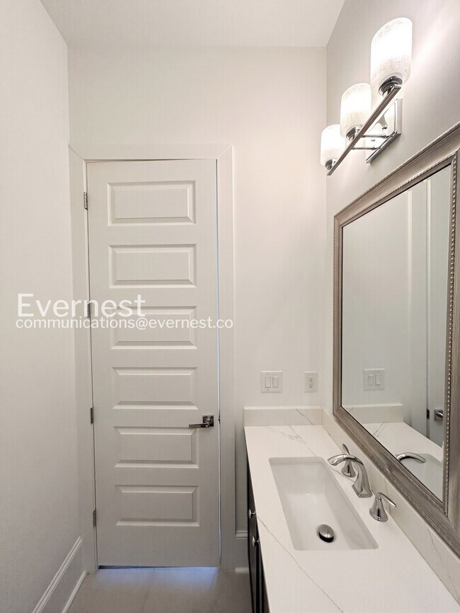 Building Photo - 5-Bed/4-Bath/Voucher Accepted/Available Now!