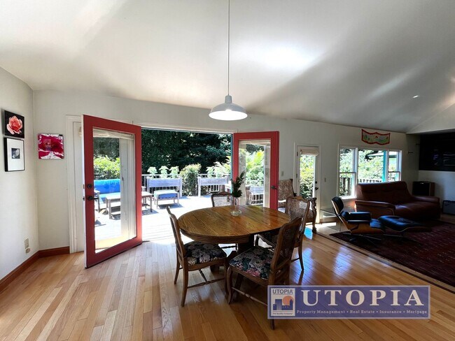 Building Photo - Beautiful, custom finished home in Aptos, ...