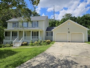 Building Photo - 1617 Hennessy Pl