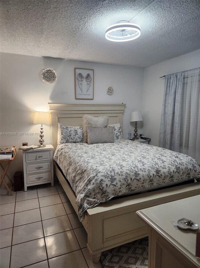 Building Photo - 809 Twin Lakes Dr