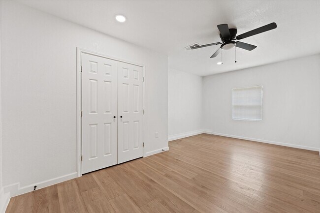 Building Photo - 702 Lowe Dr