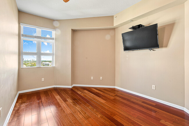 Building Photo - 403 S Sapodilla Ave