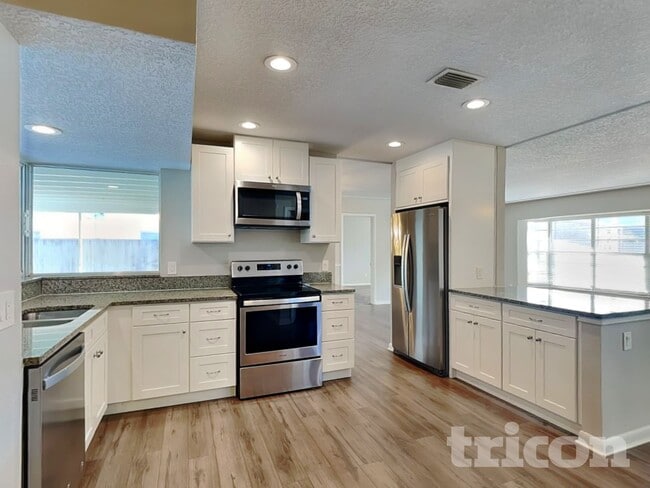 Building Photo - 3516 E Roundtree Dr