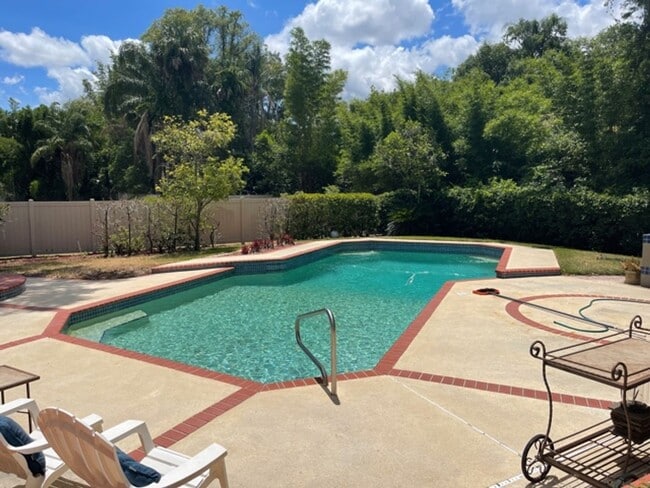 Building Photo - Winter Park Pool Home on half acre lot, st...