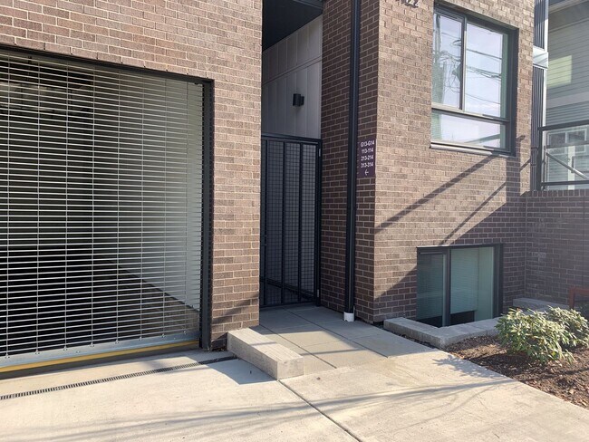 Building Photo - Modern One-Bedroom in the Heart of Wallingford!!!