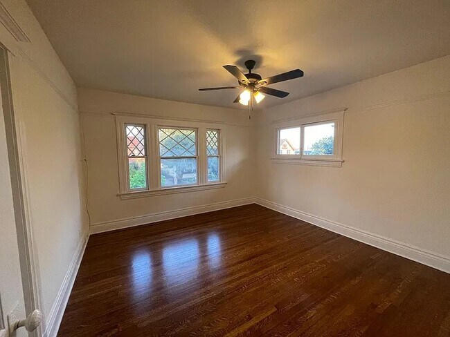 Building Photo - 2723 Kenwood Ave