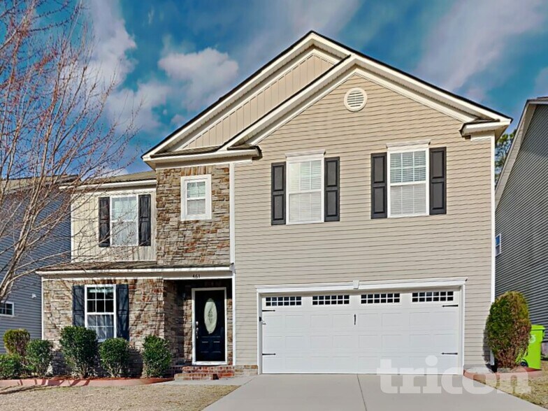 Building Photo - 461 Denman Loop