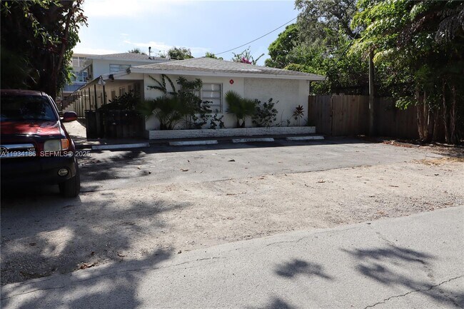 Building Photo - 915 NE 16th Terrace