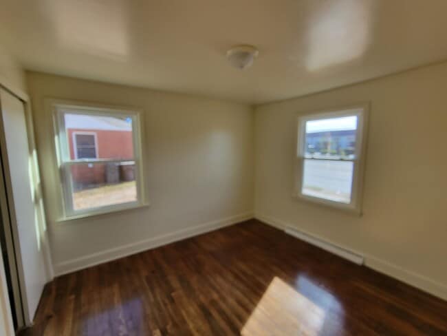 Building Photo - 3 Bedroom 1 Bathroom House