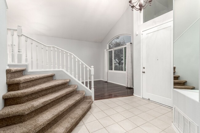 Building Photo - 4 bedoom home with private pool