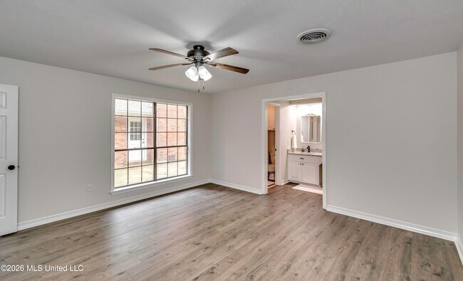 Building Photo - 9 Treeway Dr